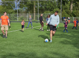 Laatste training S.K.N.W.K. JO7-1 (partijtje tegen de ouders) van maandag 27 mei 2024 (91/180)